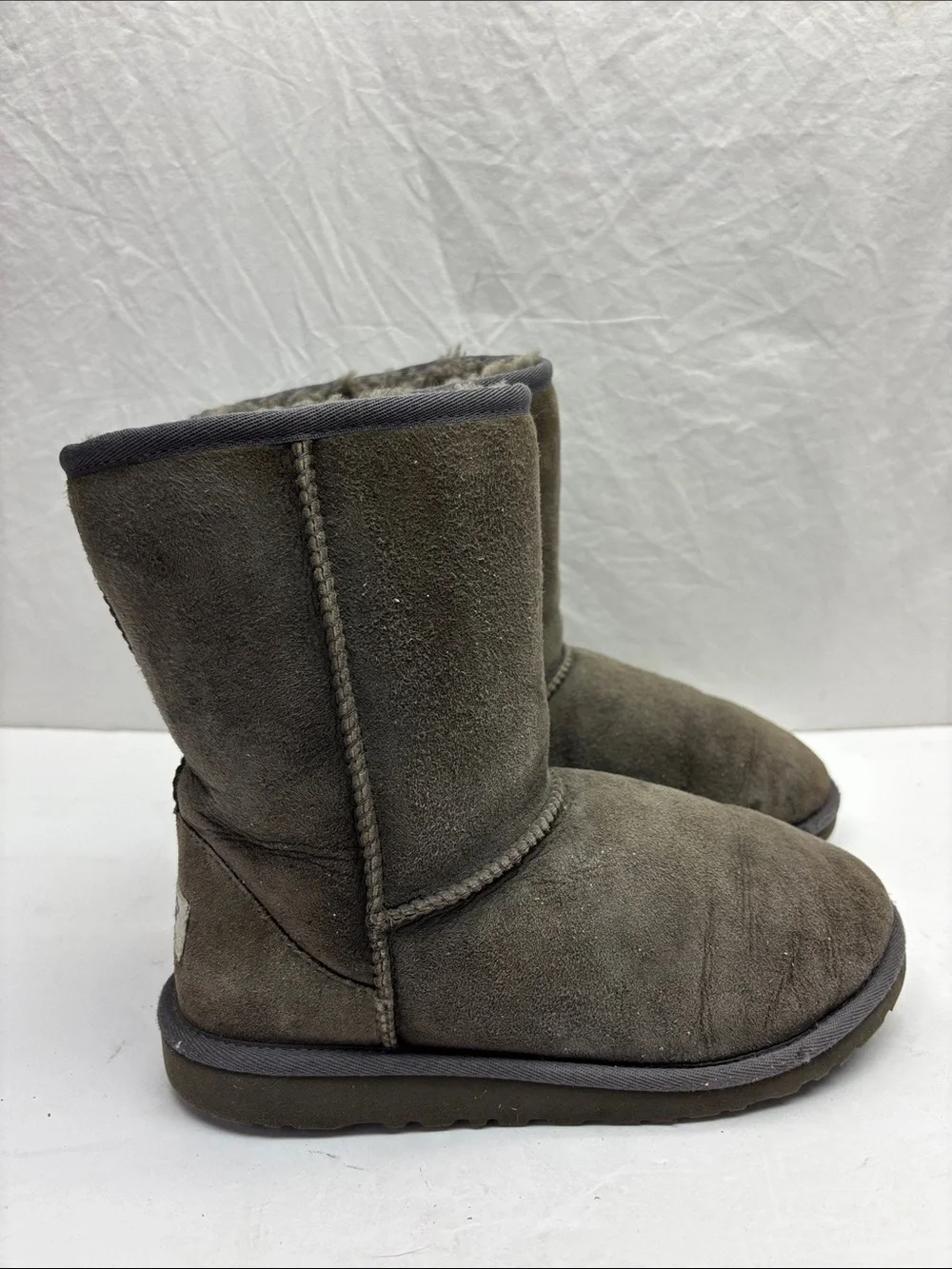 UGG Classic Short Boots size 5 big girl, box 59